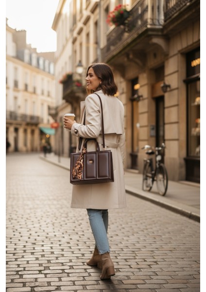 Kadın Kahverengi Fular Detaylı El-Omuz Çanta Şık ve Modern Tasarım