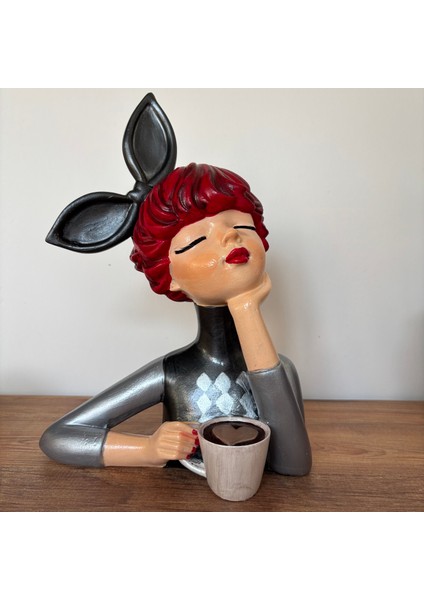 Kahve Fincanlı Kız