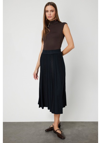 Kadın Kadife Detaylı Pileli Maxi Boy Triko Etek 65201 Siyah fiyatları