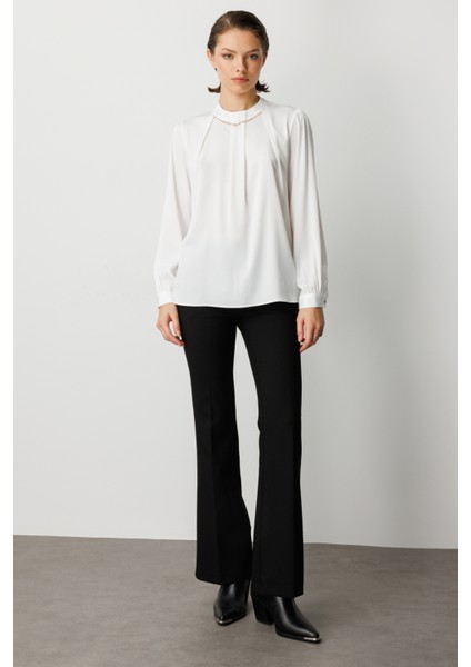 Kadın Yakası Kolyeli Pile Detaylı Bluz 3055 Ekru modelleri