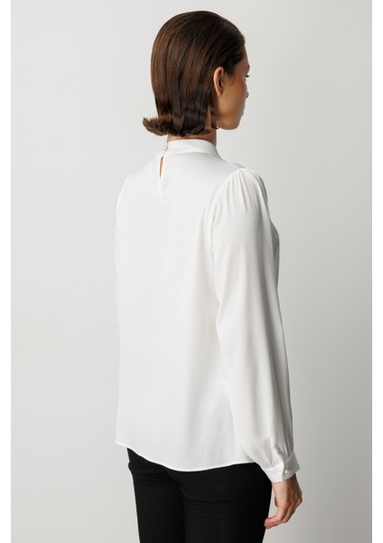 Kadın Yakası Kolyeli Pile Detaylı Bluz 3055 Ekru fırsatları