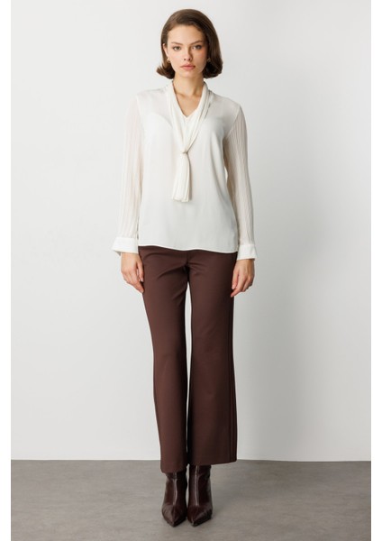 Kadın Yakası Fularlı Broş Detaylı Bluz 3021 Ekru modelleri