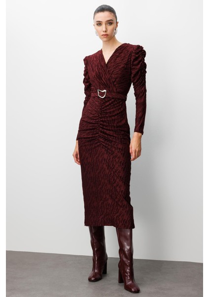 Moda Ilgi Kadın Kruvaze Büzgü Detaylı Jakar Yakma Kumaş Beli Kemerli Kalem Elbise 0022 Bordo