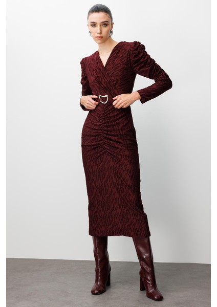 Moda Ilgi Kadın Kruvaze Büzgü Detaylı Jakar Yakma Kumaş Beli Kemerli Kalem Elbise 0022 Bordo fiyatları