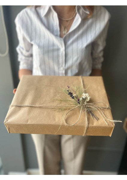 Kadın Hediye Seti – Mini Saç Maşası, Doğal Taş Yüz Roller, Makyaj Fırça Seti, Victoria’s Secret Vücut Losyonu ve Kokulu Mum indirimleri