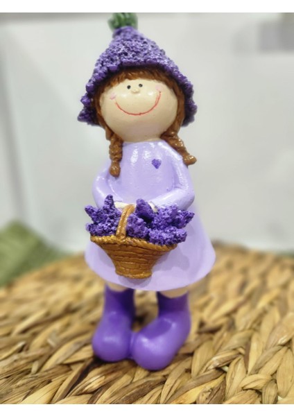 Lavanta Tutan Kız Bahçe Cücesi