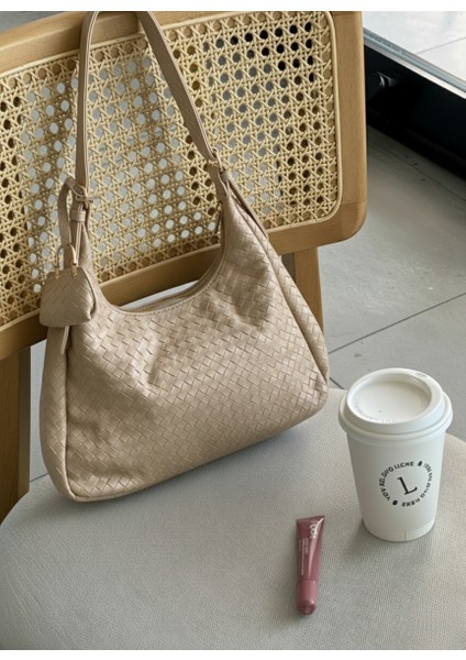 Bej Örgü Model Çanta Charmlı El ve Omuz Çantası Botte Desen Orta Boy