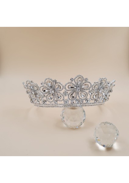 Lüks Çiçek Motifli Kristal Gelin Tacı – Zarif Gümüş Kaplamalı Prenses Modeli fiyatları