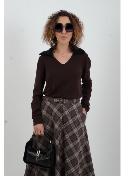 Koyu Kahve Ön V Özel Yaka Kazak