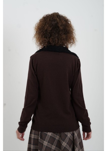 Koyu Kahve Ön V Özel Yaka Kazak