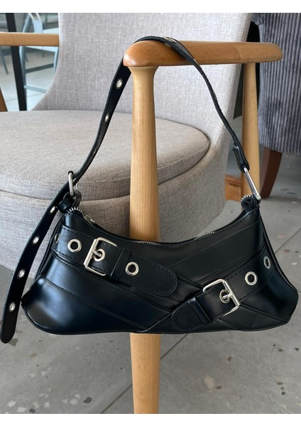 Metal Tokalı Ayarlanabilir Saplı Siyah Kol Çantası