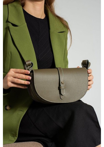 Haki Kadın Çapraz Askılı Omuz Çantası – Deri Kapaklı, Ayarlanabilir Kalın Askı