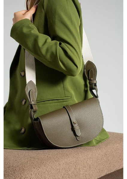 Haki Kadın Çapraz Askılı Omuz Çantası – Deri Kapaklı, Ayarlanabilir Kalın Askı