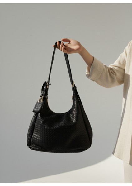 Siyah Örgü Model Çanta Charmlı El ve Omuz Çantası Botte Desen Orta modelleri