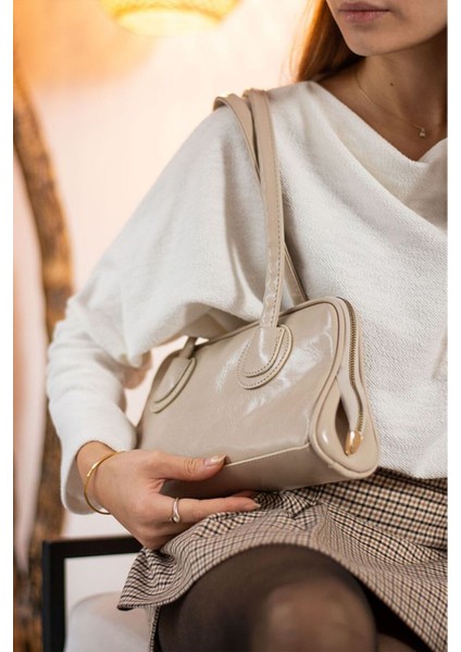 Krem Kadın Baget Model El ve Omuz Çantası – Çift Fermuarlı, Uzun Saplı modelleri
