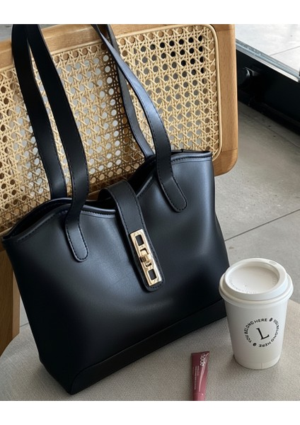 Siyah Tokalı Omuz Çantası