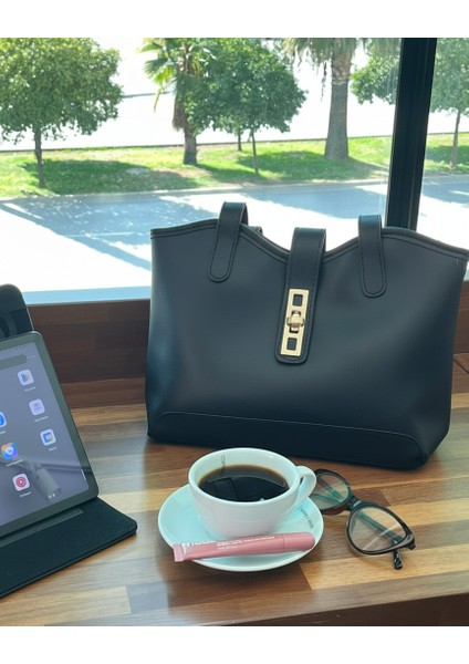 Siyah Tokalı Omuz Çantası fiyatları