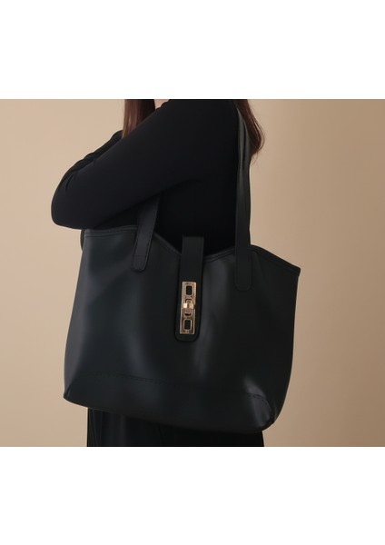 Siyah Tokalı Omuz Çantası modelleri