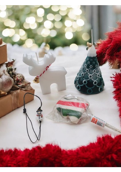 Yılbaşı Hediye Seti – Geyik Mum, Çam Ağacı Mum, El Yapımı Mikro Makrome Bileklik ve Yılbaşı Lollipop