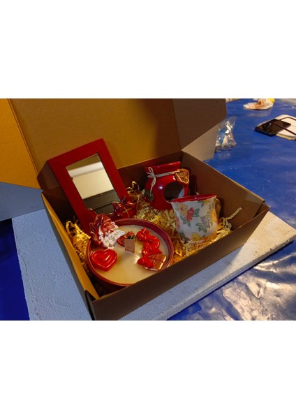 - Yeni Yılhediye Kutusu-Büyük Tabak Mum-Çiçek Desenli Ingiliz Fincanı-Çantab Boy Ayna-Kırmızıbuhurdanlık modelleri