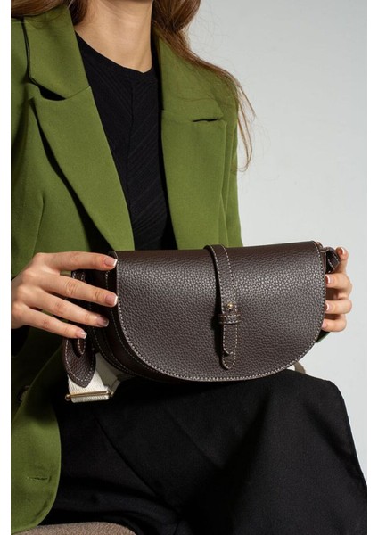 Kadın Deri Kapaklı Omuz ve Çapraz Askılı Çanta – Ayarlanabilir Kalın Ask