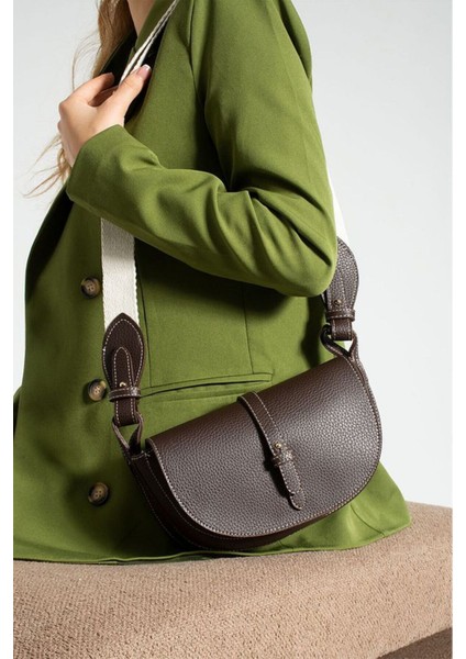 Kadın Deri Kapaklı Omuz ve Çapraz Askılı Çanta – Ayarlanabilir Kalın Ask fiyatları