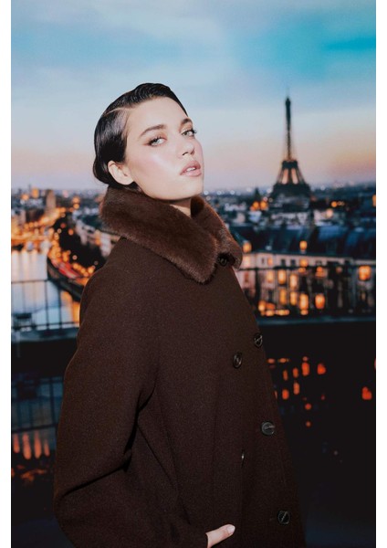 Afra x DeFacto Çıkarılabilir Suni Kürk Yaka Regular Fit Düğmeli Cepli Uzun Kaşe Kaban F5574AX25WN fiyatları