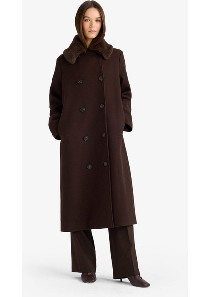 Afra x DeFacto Çıkarılabilir Suni Kürk Yaka Regular Fit Düğmeli Cepli Uzun Kaşe Kaban F5574AX25WN modelleri