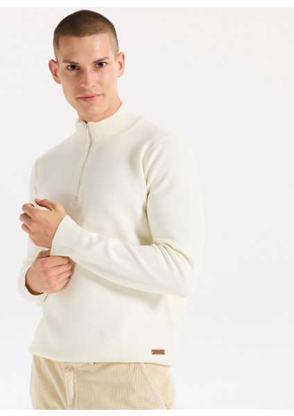 Dik Yaka Relaxed Düz Örgü Desenli Ekru Erkek Kazak J5WM-KZK7204