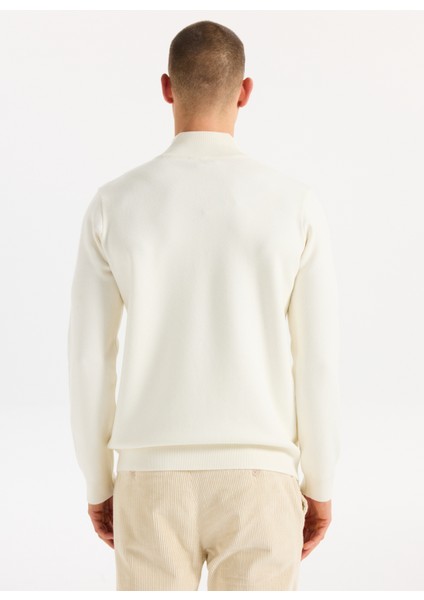 Dik Yaka Relaxed Düz Örgü Desenli Ekru Erkek Kazak J5WM-KZK7204 indirimleri