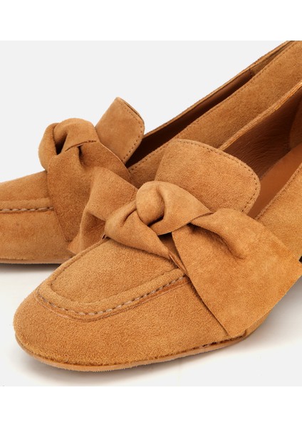 01AYH315450A340 KADIN Süet Taba Fiyonk Detaylı Kalın Topuklu Ayakkabı modelleri