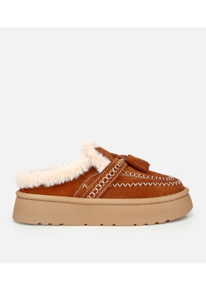 01TEH316850A370 KADIN Süet Deri Kahverengi Içi Kürklü Püskül Detaylı Düz Terlik