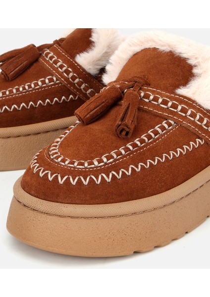 01TEH316850A370 KADIN Süet Deri Kahverengi Içi Kürklü Püskül Detaylı Düz Terlik fırsatları