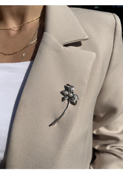 El Işi Tasarım Gümüş Inci Detaylı Çiçek Broş