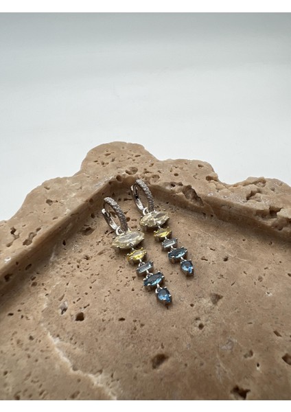 Gümüş Renkli Taşlı Sallantılı Küpe