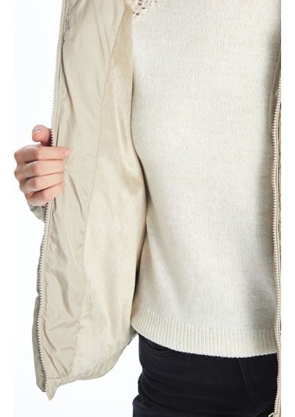 Yeni Sezon Kadın Kapüşonlu Düz Şişme Mont modelleri