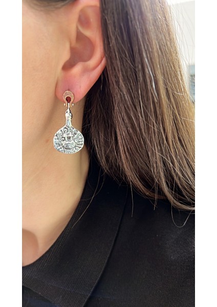 El Işi Tasarım Antik Figürlü Gümüş Küpe