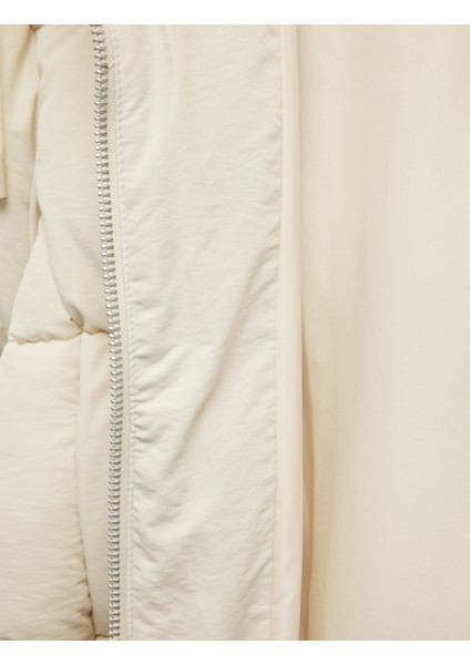 Rahat Kalıp Fermuarlı Kapüşonlu Kapitoneli Dik Yaka Şişme Mont