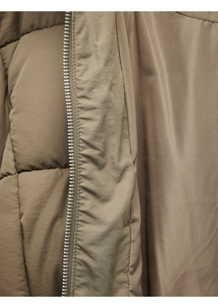 Rahat Kalıp Fermuarlı Kapüşonlu Kapitoneli Dik Yaka Şişme Mont