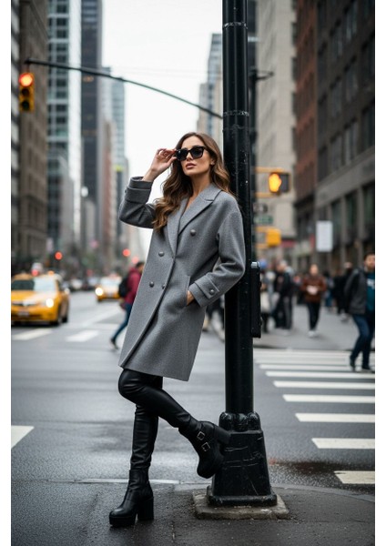 Gri Kruvaze Yaka Düğme Detaylı Kaşe Kaban