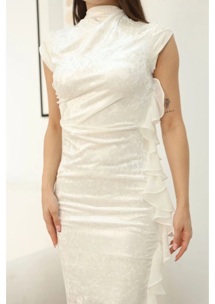 Çiçek Broşlu Fırfır Detaylı Kadife Abiye Elbise 6062-BEYAZ indirimleri