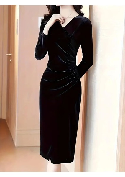 Ozgn Kadın Uzun Kollu Kruvaze Yakalı Yandan Büzgülü Önden Çapraz Detaylı Midi Kadife Elbise