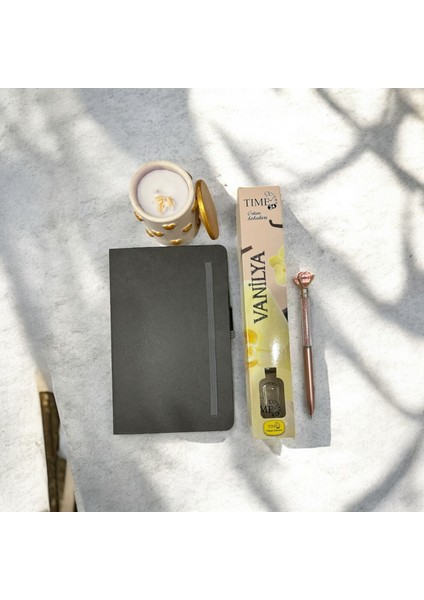 Isme Özel Sert Kapak Defter Vanilya Kokulu Mum ve Oda Kokusu Hediye Seti fiyatları