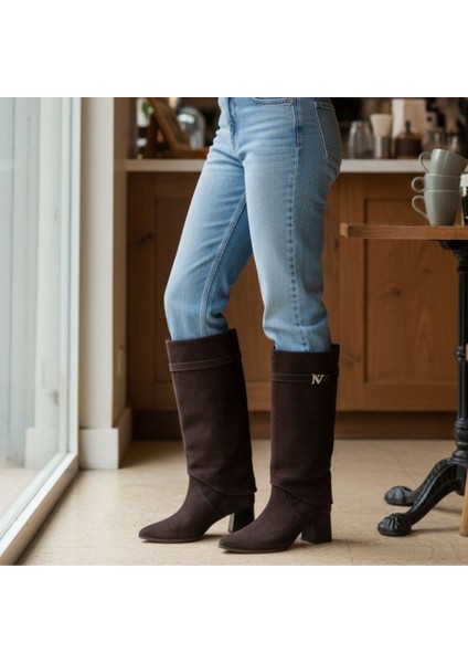 Kahve Süet Hakiki Deri Gold Aksesuarlı Yakalı Kadın Kalın Topuklu Çizme