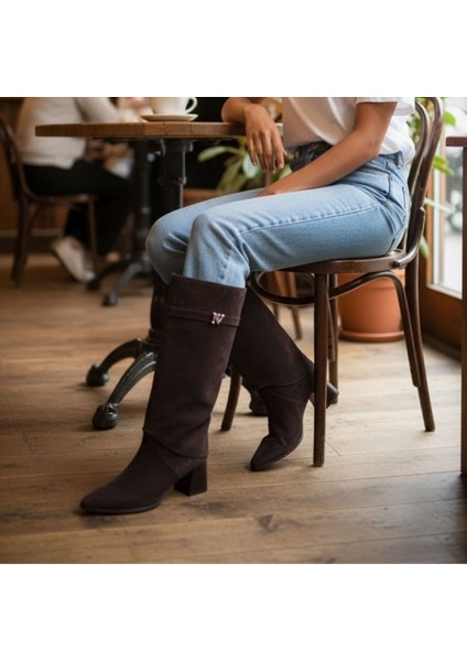 Kahve Süet Hakiki Deri Gold Aksesuarlı Yakalı Kadın Kalın Topuklu Çizme modelleri