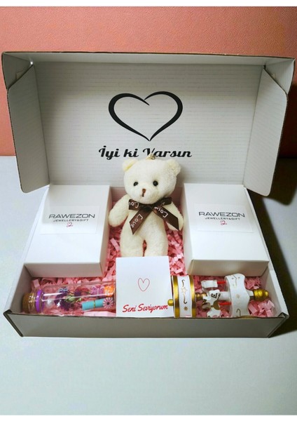 Beyaz Elit Hediye Set -Çelik Kalpli Kolye-Bileklik-Ayıcık Anahtarlık-Mini Atlı Karınca-Dilek Şişesi modelleri