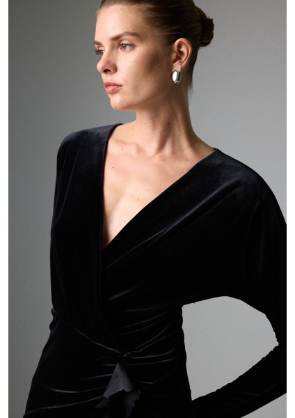 Kruvaze Görünümlü Yırtmaçlı Maksi Boy Kadife Elbise Siyah K2611306_001 modelleri