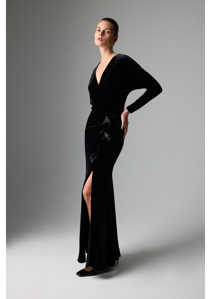 Kruvaze Görünümlü Yırtmaçlı Maksi Boy Kadife Elbise Siyah K2611306_001 fırsatları