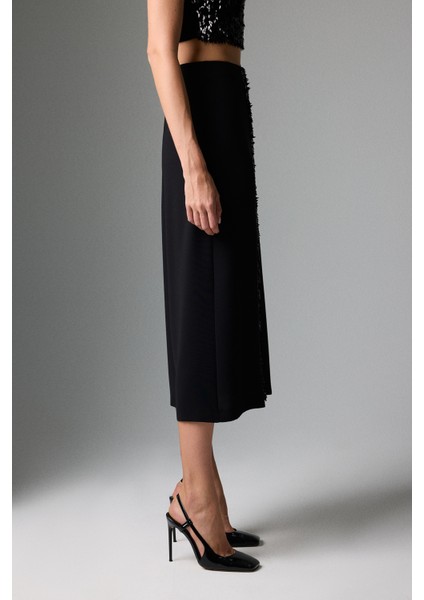 Payet ve Önü Yırtmaç Detaylı Midi Boy Etek Siyah K2615030_001 modelleri