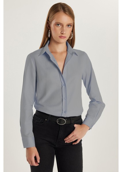 Kadın Slim Fit Dar Kesim Uzun Kollu Pamuklu Vücuda Oturan Dokulu Açık Lacivert Basic Gömlek fırsatları